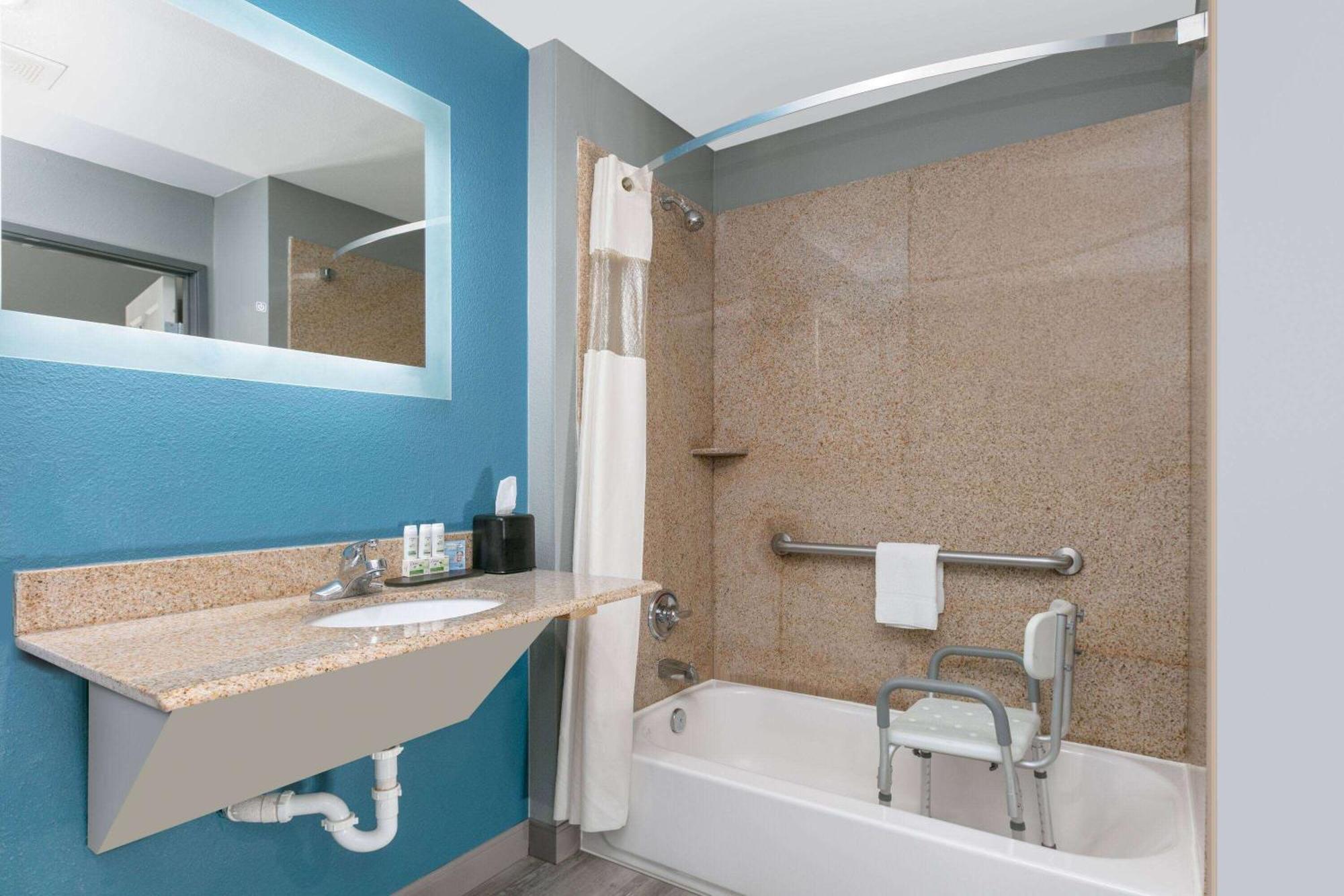 La Quinta By Wyndham Decatur Hotel Exterior photo